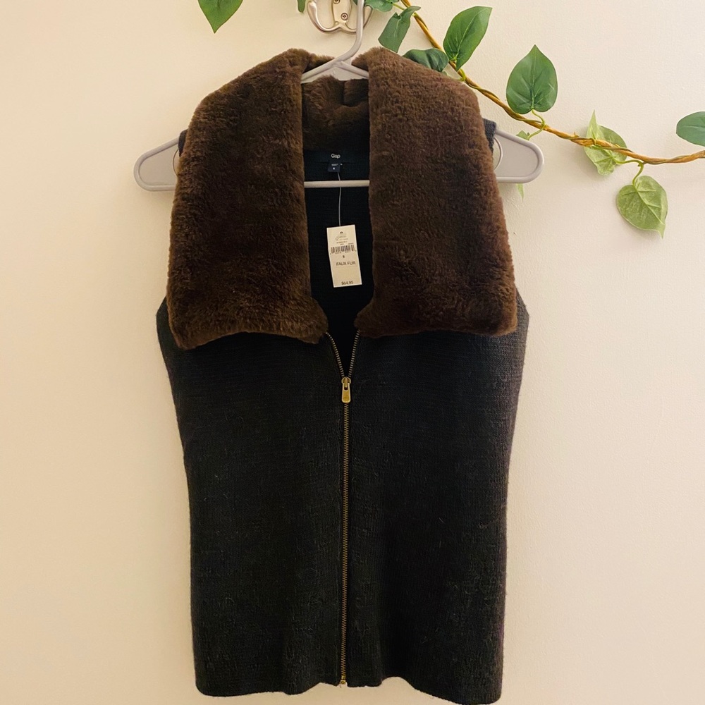 ❤️🍁Gap NWT Sweater vest with faux fur! - Picture 3 of 5